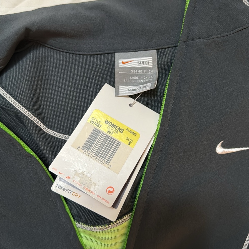 NWT: Nike FitDry training jacket, women, size small - Picture 4 of 4